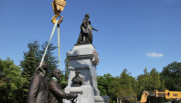 Монтаж памятника Екатерине II в Симферополе