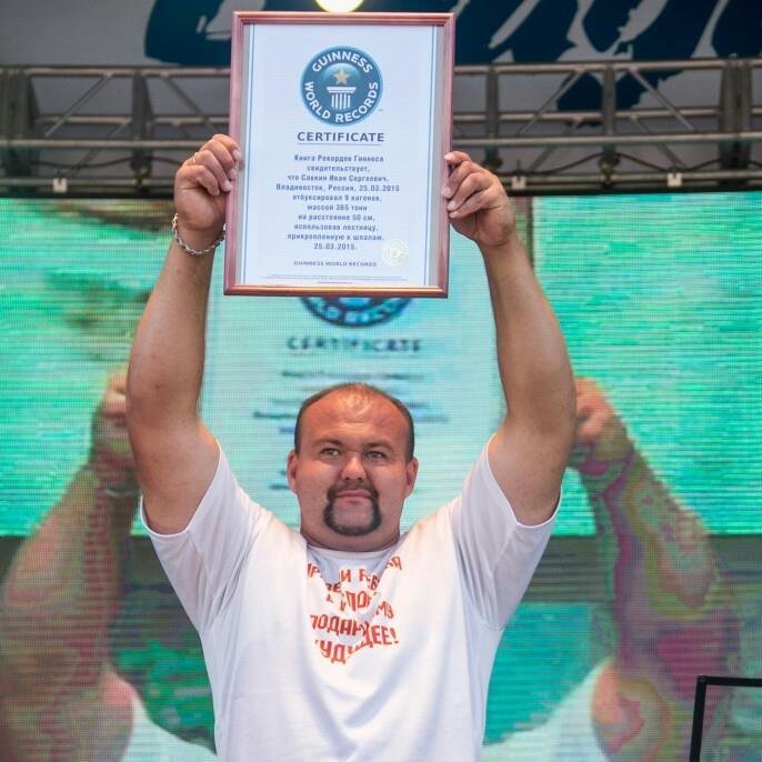 Чемпион по пауэрлифтингу сдвинул портовый кран в честь присоединения Крыма