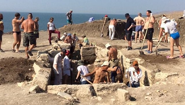 Волонтеры на месте находки мраморной плиты с надписью в античном склепе на некрополе Кыз-Аул на Керченском полуострове