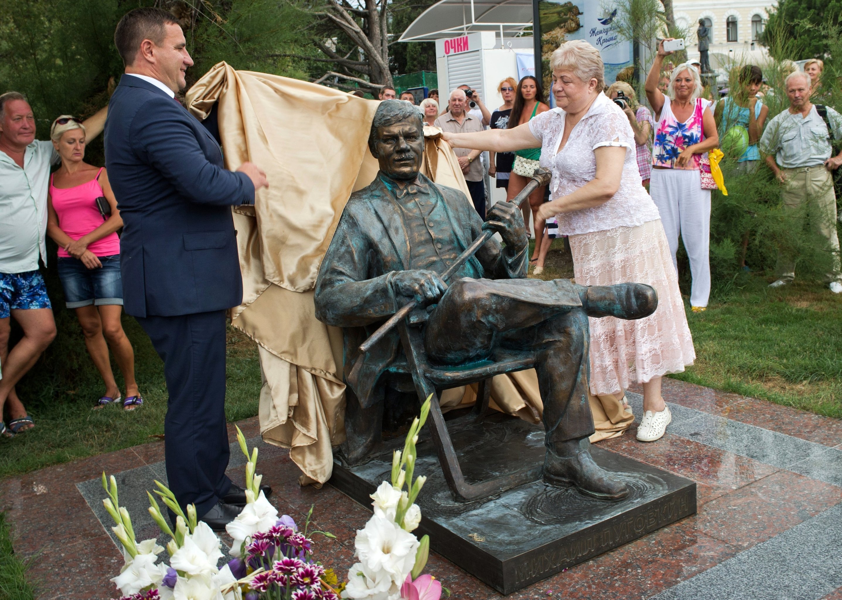 Це ж не Путін.  Пам'ятник Пуговкіну в Ялті перетворився на монстра - фото 2